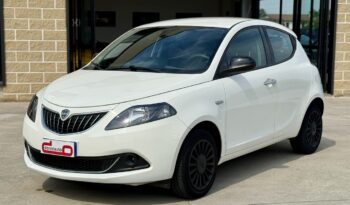 LANCIA YPSILON 70CV HYBRID SILVER pieno