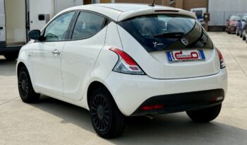 LANCIA YPSILON 70CV HYBRID SILVER pieno