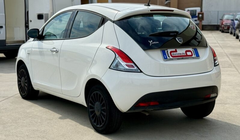 LANCIA YPSILON 70CV HYBRID SILVER pieno