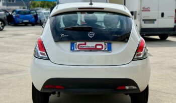 LANCIA YPSILON 70CV HYBRID SILVER pieno