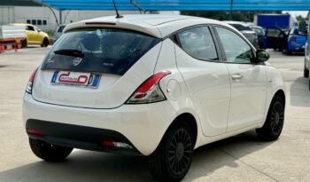 LANCIA YPSILON 70CV HYBRID SILVER pieno