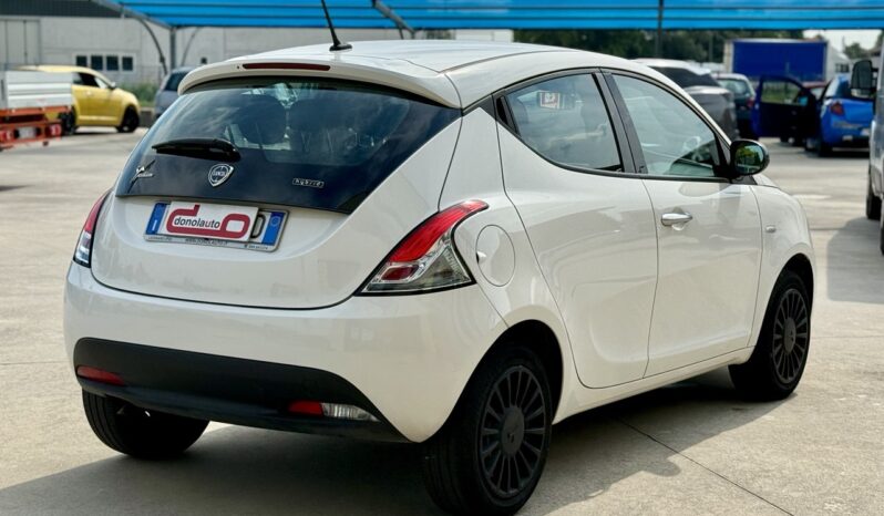 LANCIA YPSILON 70CV HYBRID SILVER pieno