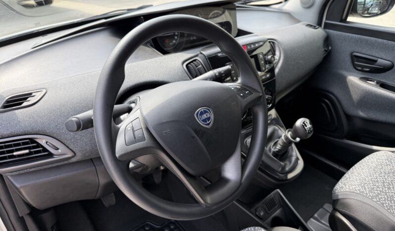 LANCIA YPSILON 70CV HYBRID SILVER pieno