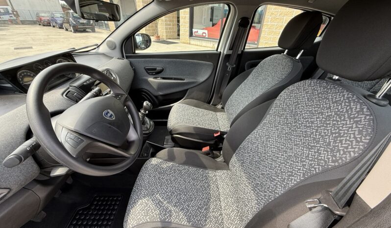 LANCIA YPSILON 70CV HYBRID SILVER pieno