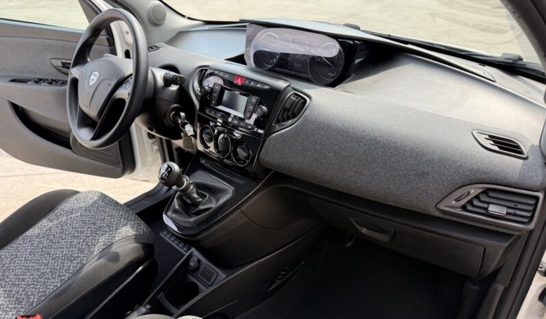 LANCIA YPSILON 70CV HYBRID SILVER pieno