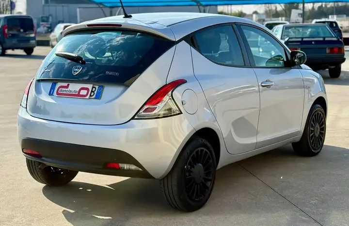 LANCIA YPSILON 1.0 HYBRID SILVER S pieno