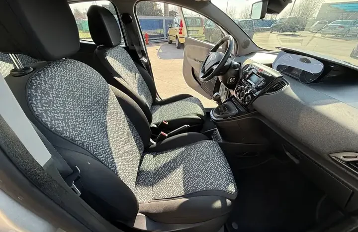 LANCIA YPSILON 1.0 HYBRID SILVER S pieno